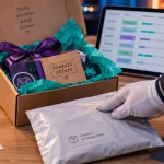 Gifting : boîte cadeau kraft et étiquette produit offert, suivi logistique sans logos